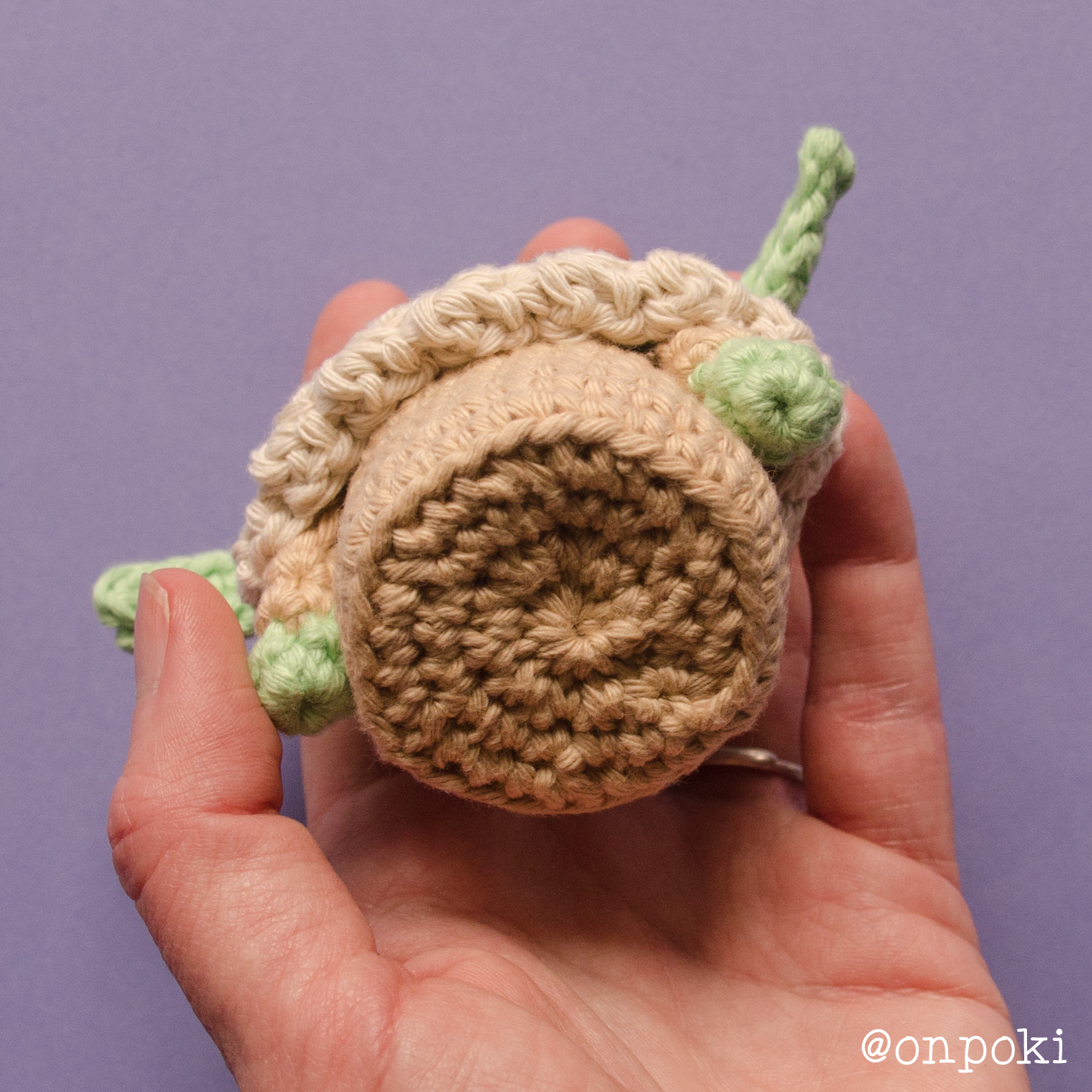 Bottom view of Grogu with flat base